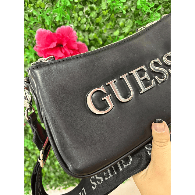 CROSSBODY GUESS CON LETRAS PLATEADAS Y MONEDERO