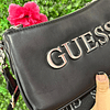 CROSSBODY GUESS CON LETRAS PLATEADAS Y MONEDERO