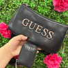 CROSSBODY GUESS CON LETRAS PLATEADAS Y MONEDERO