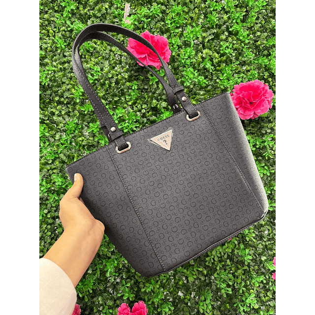 TOTE GUESS GRISS CON LETRAS NEGRAS