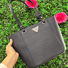 TOTE GUESS GRISS CON LETRAS NEGRAS