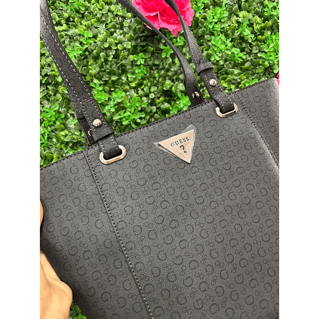 TOTE GUESS GRISS CON LETRAS NEGRAS