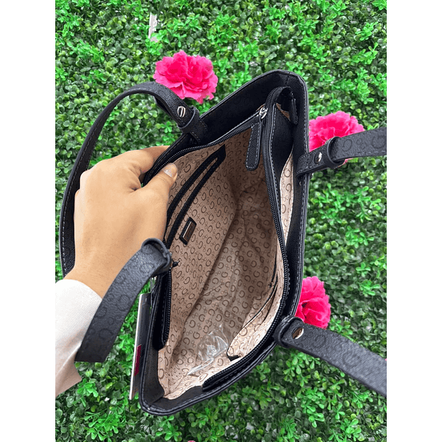 TOTE GUESS GRISS CON LETRAS NEGRAS