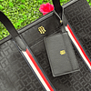 TOTE TOMMY NEGRO CON LINEAS