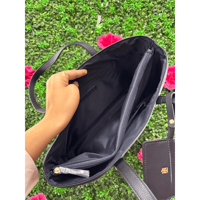 TOTE TOMMY NEGRO CON LINEAS