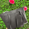 TOTE GRIS OSCURO CON LETRAS GUESS NEGRAS Y MONEDERO