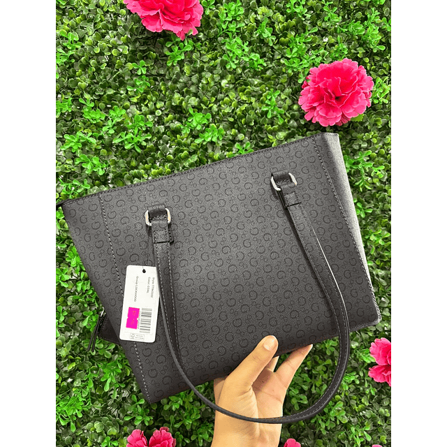TOTE GRIS OSCURO CON LETRAS GUESS NEGRAS Y MONEDERO
