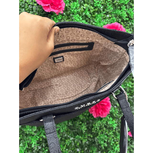TOTE GRIS OSCURO CON LETRAS GUESS NEGRAS Y MONEDERO