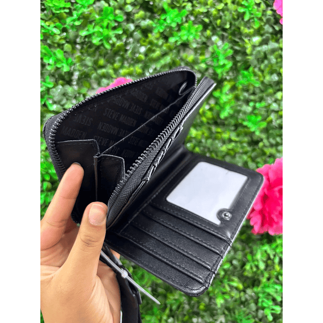 BILLETERA NEGRA CON RELIEVE STEVE MADDEN