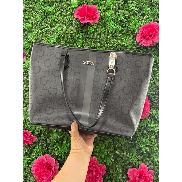 TOTE GRANDE GUESS CON BROCHE Y HEBILLA DORADA