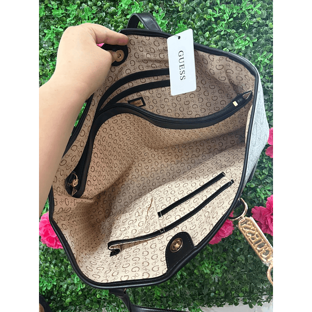 TOTE GRANDE GUESS CON BROCHE Y HEBILLA DORADA
