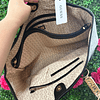 TOTE GRANDE GUESS CON BROCHE Y HEBILLA DORADA