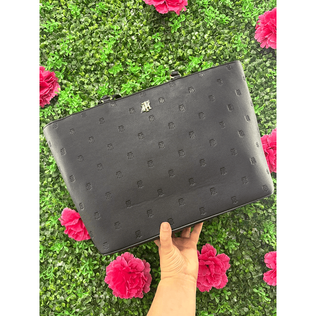 CARTERA TOTE TOMMY NEGRA CON RELIEVE TH