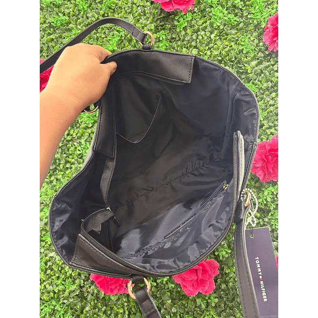 CARTERA TOTE TOMMY NEGRA CON RELIEVE TH