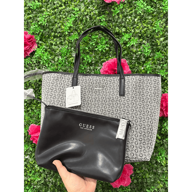 TOTE GUESS GRIS CON NEGRO INCLUYE COSMETIQUERO