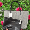 TOTE GUESS GRIS CON NEGRO INCLUYE COSMETIQUERO