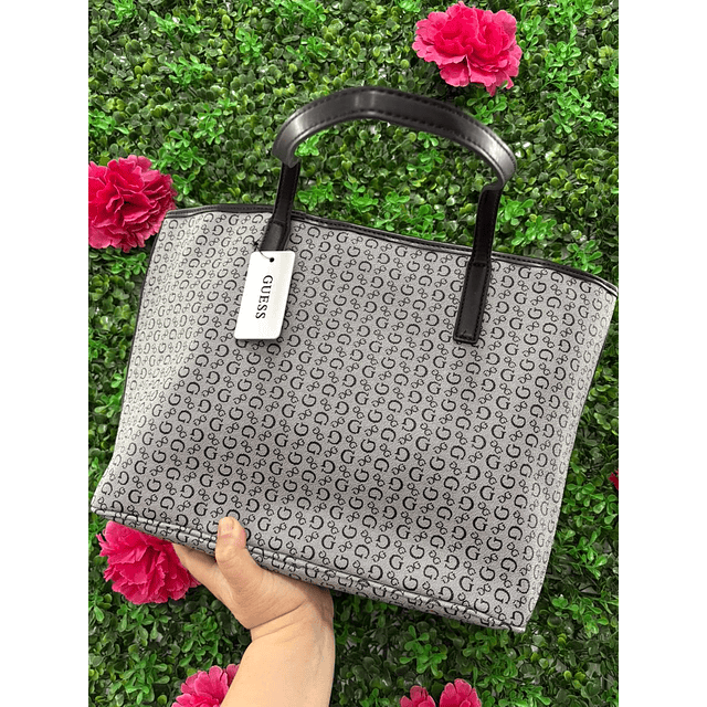 TOTE GUESS GRIS CON NEGRO INCLUYE COSMETIQUERO