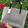 TOTE GUESS GRIS CON NEGRO INCLUYE COSMETIQUERO