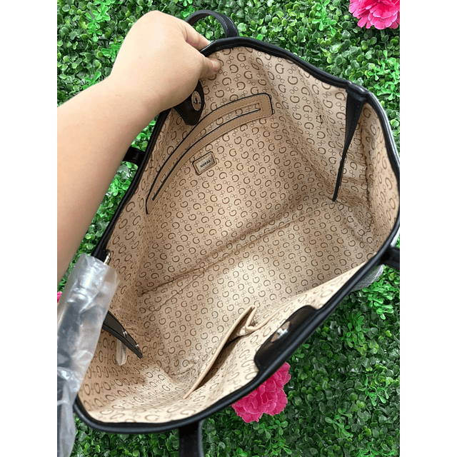 TOTE GUESS GRIS CON NEGRO INCLUYE COSMETIQUERO