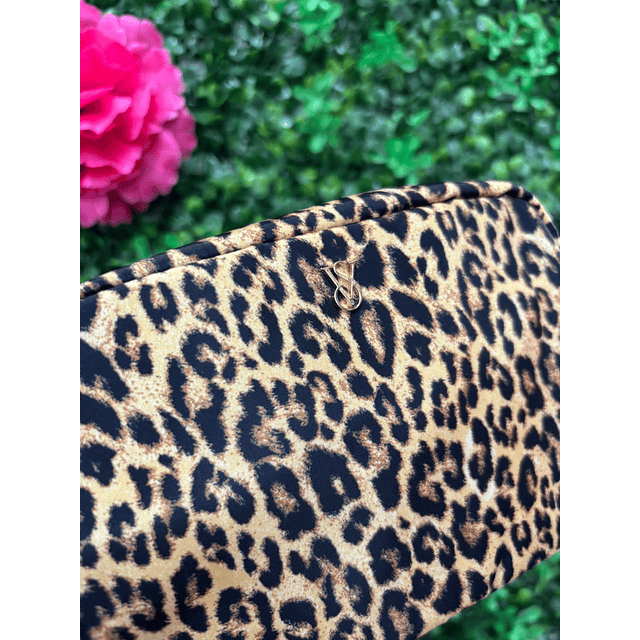 COSMETIQUERO VS LEOPARDO