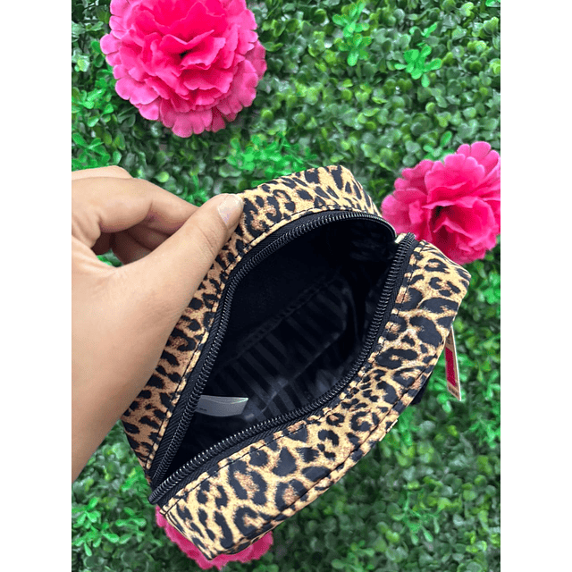 COSMETIQUERO VS LEOPARDO