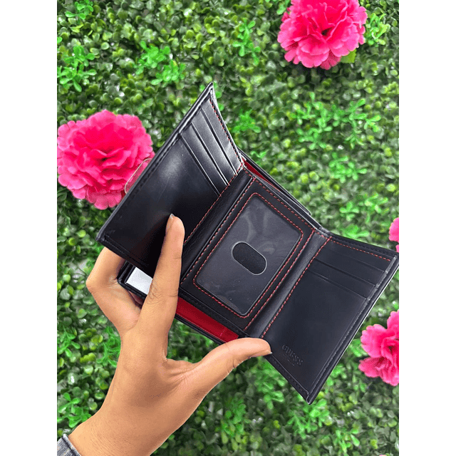BILLETERA NEGRA GUESS PEGABLE