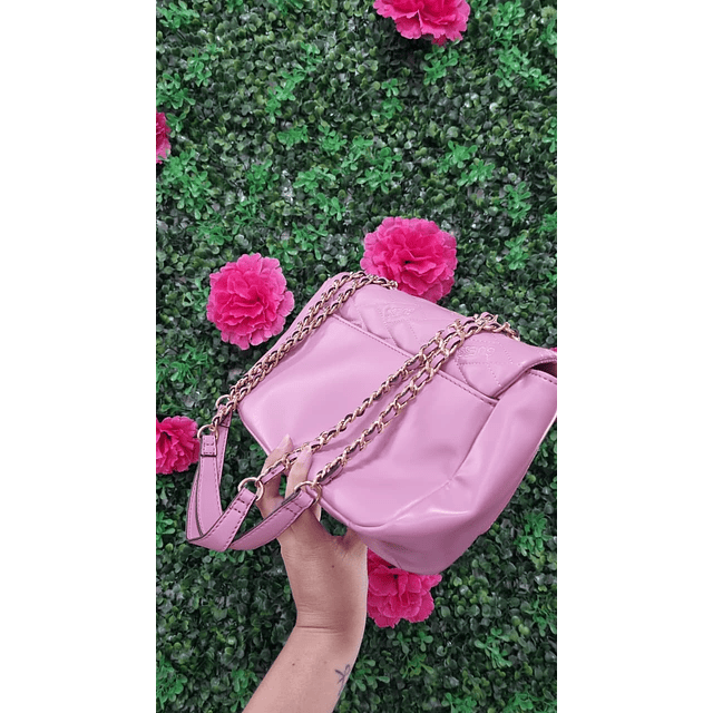 CARTERA GUESS ROSADA CON TAPA Y CADENAS