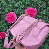 CARTERA GUESS ROSADA CON TAPA Y CADENAS
