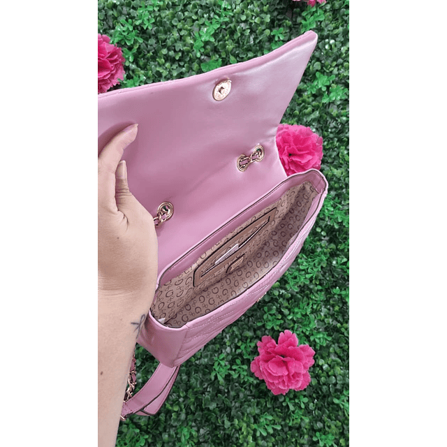 CARTERA GUESS ROSADA CON TAPA Y CADENAS