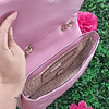 CARTERA GUESS ROSADA CON TAPA Y CADENAS