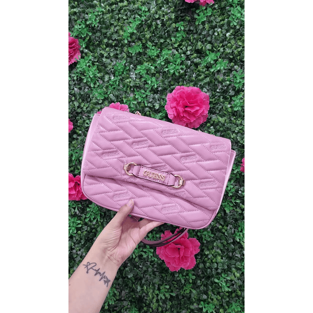 CARTERA GUESS ROSADA CON TAPA Y CADENAS