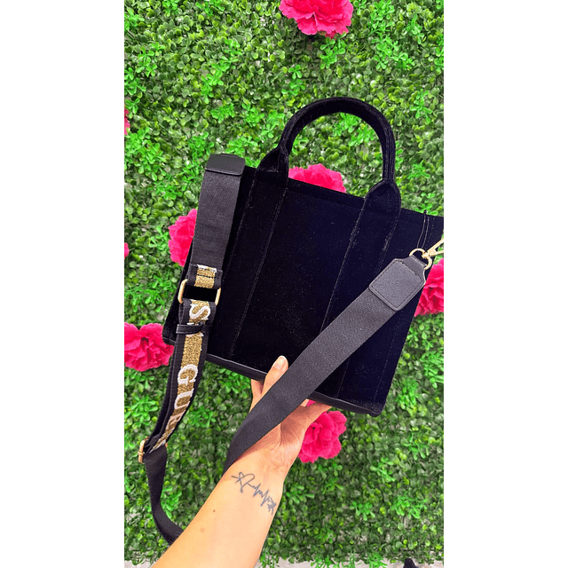 TOTE GUESS MEDIANO GAMUZA POMPON