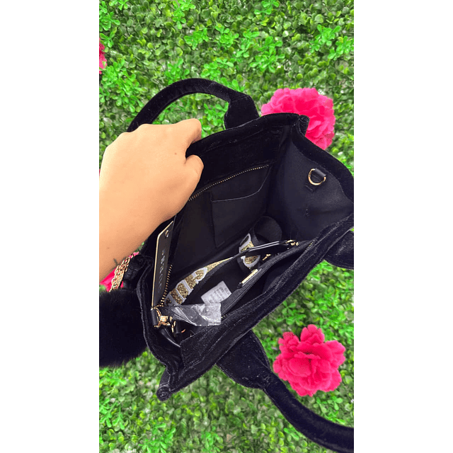 TOTE GUESS MEDIANO GAMUZA POMPON