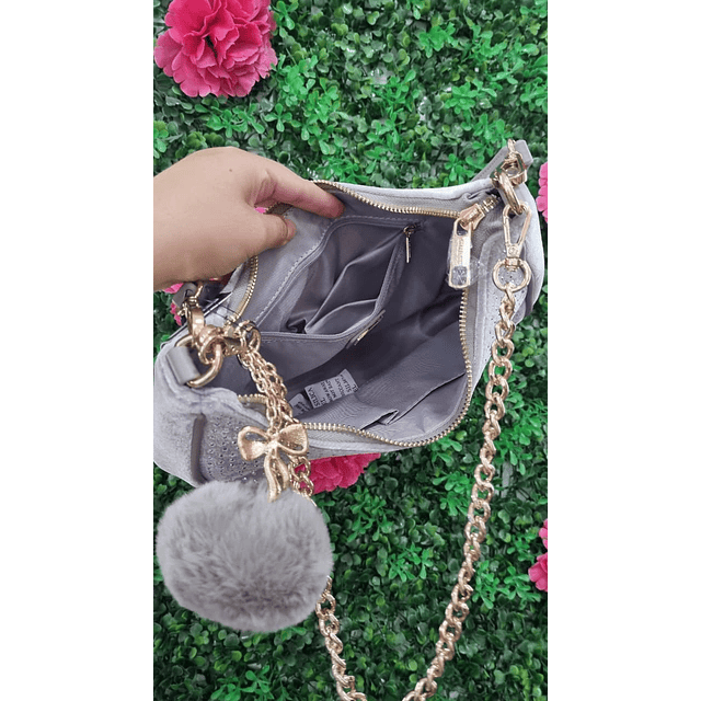 CARTERA LUNA GUESS GRIS CON BRILLANTES + POMPON