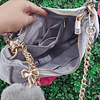 CARTERA LUNA GUESS GRIS CON BRILLANTES + POMPON