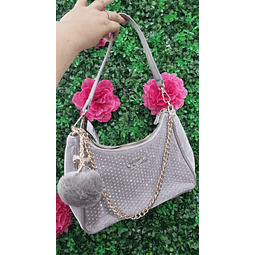 CARTERA LUNA GUESS GRIS CON BRILLANTES + POMPON