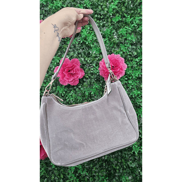 CARTERA LUNA GUESS GRIS CON BRILLANTES + POMPON