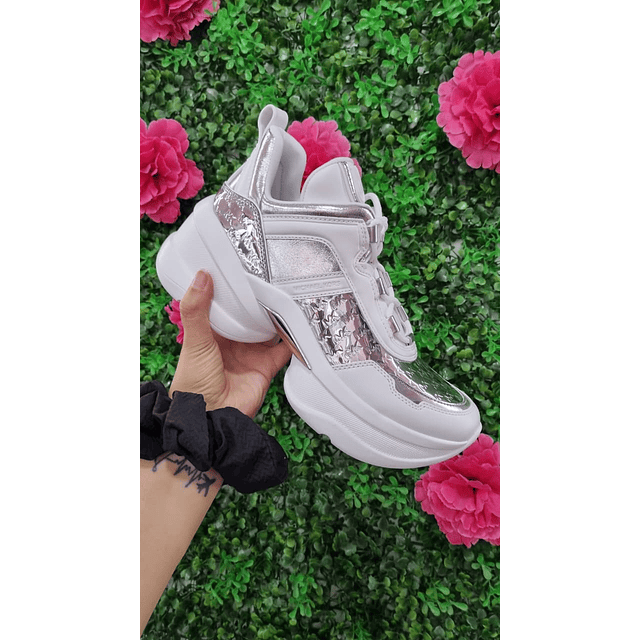 ZAPATILLA OLYMPIA PLATEADA NRO 6.5