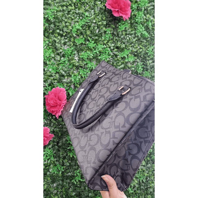 CARTERA GUESS LOGO VERTICAL DORADO DOBLE CORREA