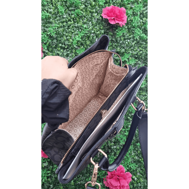 CARTERA GUESS LOGO VERTICAL DORADO DOBLE CORREA