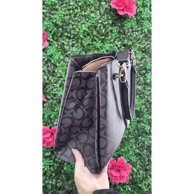 CARTERA GUESS LOGO VERTICAL DORADO DOBLE CORREA