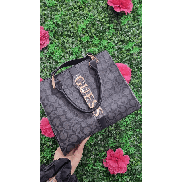 CARTERA GUESS LOGO VERTICAL DORADO DOBLE CORREA