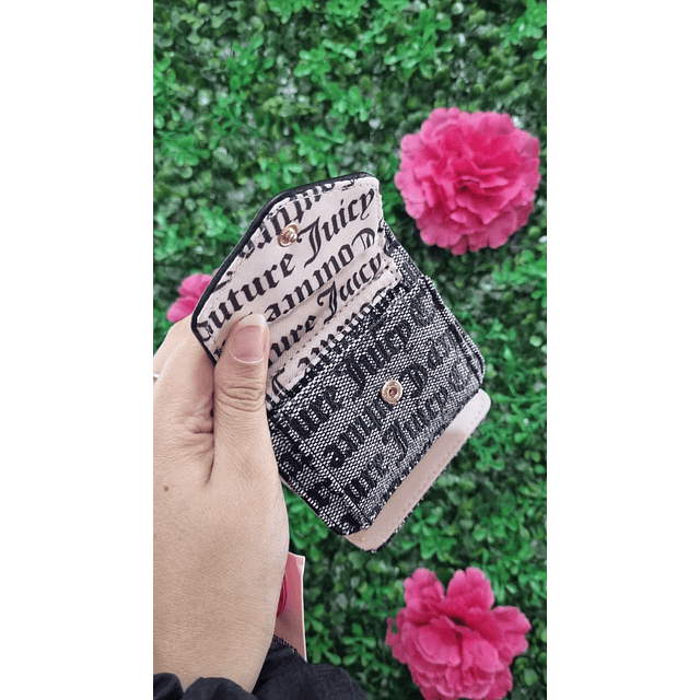 BILLETERA JUICY GRIS CON NEGRO DETALLE FRUTILLA