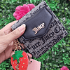 BILLETERA JUICY GRIS CON NEGRO DETALLE FRUTILLA