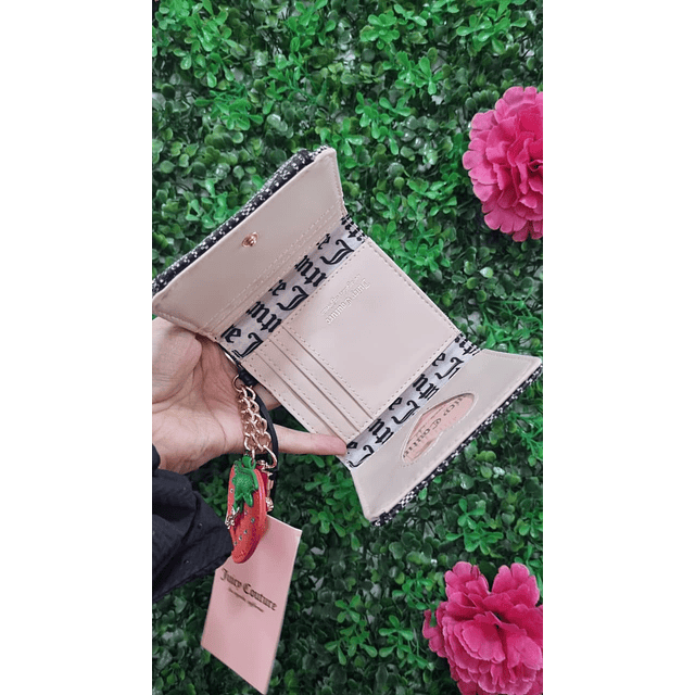 BILLETERA JUICY GRIS CON NEGRO DETALLE FRUTILLA