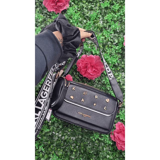 CROSSBODY KARL NEGRO TACHAS DORADAS