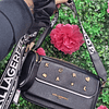 CROSSBODY KARL NEGRO TACHAS DORADAS