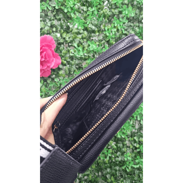 CROSSBODY KARL NEGRO TACHAS DORADAS