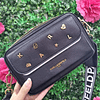 CROSSBODY KARL NEGRO TACHAS DORADAS