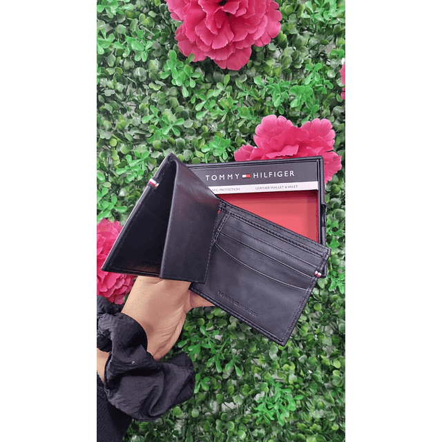 BILLETERA TOMMY HILFIGER LOGO ABAJO DERECHA